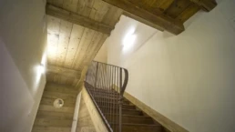 00-ANTICA-EDILIZIA-Solaio-travi-a-vista-legno-antico-di-recupero-disimpegno-scale-rivestimento-abete