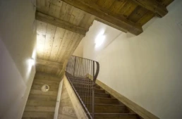 00-ANTICA-EDILIZIA-Solaio-travi-a-vista-legno-antico-di-recupero-disimpegno-scale-rivestimento-abete