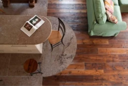 00-ANTICA-EDILIZIA-Solaio-travi-a-vista-pavimento-rivestimento-legno-antico-di-recupero-larice 1