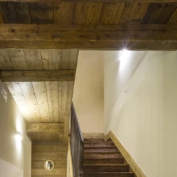 000-ANTICA-EDILIZIA-Solaio-travi-a-vista-legno-antico-di-recupero-disimpegno-scale-rivestimento-abete-