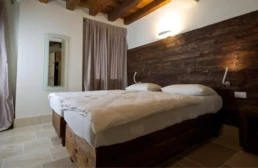 01-ANTICA-EDILIZIA-Solaio-travi-a-vista-legno-antico-di-recupero-camera-letto-testiera-abete