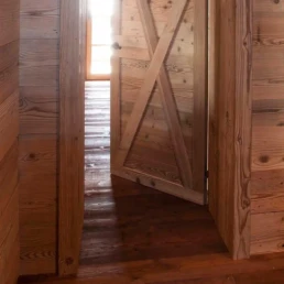 02-ANTICA-EDILIZIA-Solaio-travi-a-vista-pavimento-rivestimento-legno-antico-di-recupero-1