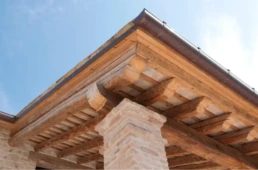 02-ANTICA-EDILIZIA-Solaio-travi-a-vista-pavimento-rivestimento-legno-antico-di-recupero