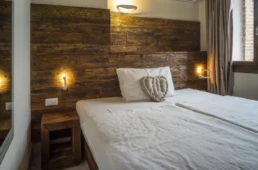 03-ANTICA-EDILIZIA-Solaio-travi-a-vista-legno-antico-di-recupero-camera-letto-testiera-abete