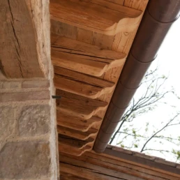 03-ANTICA-EDILIZIA-Solaio-travi-a-vista-pavimento-rivestimento-legno-antico-di-recupero-1