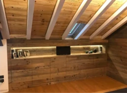 03-ANTICA-EDILIZIA-abitazione-rivestimento-tavole-abete-tetto-travi-legno-sbiancate-boiserie
