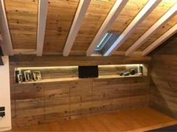 03-ANTICA-EDILIZIA-abitazione-rivestimento-tavole-abete-tetto-travi-legno-sbiancate-boiserie