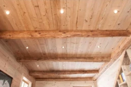 04-ANTICA-EDILIZIA-Solaio-travi-a-vista-pavimento-rivestimento-legno-antico-di-recupero-1