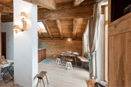 04-ANTICA-EDILIZIA-cortina-Rivestimento-tetto-travi-a-vista-rivestimento-pavimento-legno-antico-di-recupero-a
