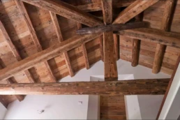 05-ANTICA-EDILIZIA-Solaio-travi-a-vista-pavimento-rivestimento-legno-antico-di-recupero-larice-copia