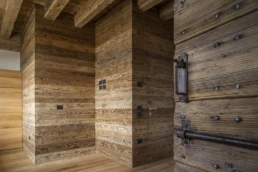05-ANTICA-EDILIZIA-abitazione-dettaglio-cucina-rivestimento-legno-antico-di-recupero-abete