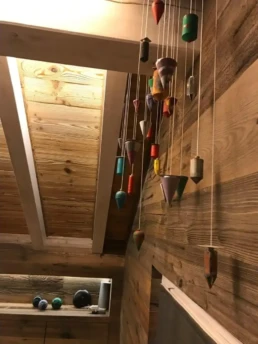 05-ANTICA-EDILIZIA-abitazione-rivestimento-tavole-abete-tetto-travi-legno-sbiancate-boiserie