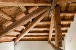06-ANTICA-EDILIZIA-Solaio-travi-a-vista-pavimento-rivestimento-legno-antico-di-recupero-larice