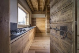 06-ANTICA-EDILIZIA-abitazione-dettaglio-cucina-rivestimento-legno-antico-di-recupero-abete