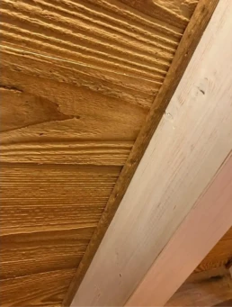 06-ANTICA-EDILIZIA-abitazione-rivestimento-tavole-abete-tetto-travi-legno-sbiancate-boiserie