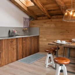 06-ANTICA-EDILIZIA-cortina-Rivestimento-tetto-travi-a-vista-rivestimento-pavimento-cucina-legno-antico-di-rec