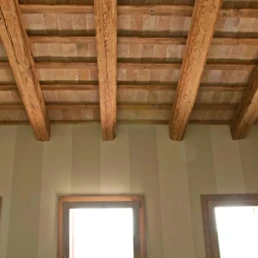 07-ANTICA-EDILIZIA-Solaio-travi-a-vista-pavimento-rivestimento-legno-antico-di-recupero-1