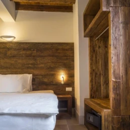 08-ANTICA-EDILIZIA-Solaio-travi-a-vista-legno-antico-di-recupero-camera-letto-testiera-abete-1