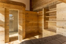 08-ANTICA-EDILIZIA-abitazione-rivestimento-porta-bagno-legno-antico-di-recupero