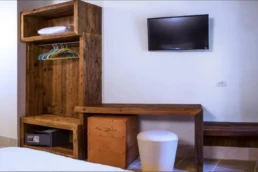 09-ANTICA-EDILIZIA-Solaio-travi-a-vista-legno-antico-di-recupero-camera-letto-testiera-abete