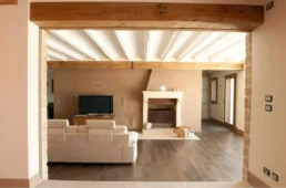 09-ANTICA-EDILIZIA-Solaio-travi-a-vista-pavimento-rivestimento-legno-antico-di-recupero