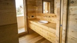 09-ANTICA-EDILIZIA-abitazione-rivestimento-pavimento-dettaglio-bagno-legno-antico-di-recupero
