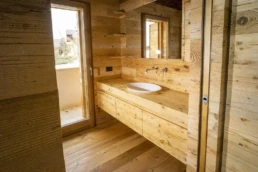 09-ANTICA-EDILIZIA-abitazione-rivestimento-pavimento-dettaglio-bagno-legno-antico-di-recupero