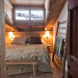 09-ANTICA-EDILIZIA-cortina-Rivestimento-tetto-travi-a-vista-rivestimento-pavimento-camera-matrimoniale-legno-