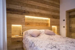 1-ANTICA-EDILIZIA-PIANEZZE-abitazione-camera-rivestimento-pavimento-letto-matrimoniale-legno-antico-di-recupero