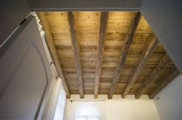 12-1-ANTICA-EDILIZIA-tetto-travi-a-vista-pavimento-abete-legno-antico-di-recupero-1