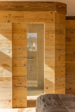 12-ANTICA-EDILIZIA-abitazione-rivestimento-dettaglio-porta-legno-antico-di-recupero-abete