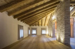 12-ANTICA-EDILIZIA-tetto-travi-a-vista-pavimento-abete-legno-antico-di-recupero