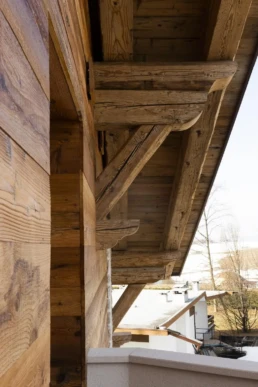 13-ANTICA-EDILIZIA-abitazione-rivestimento-esterno-dettaglio-travi-legno-antico-di-recupero