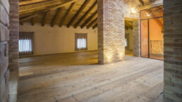 13-ANTICA-EDILIZIA-tetto-travi-a-vista-Pavimento-abete-legno-antico-di-recupero