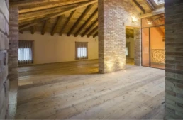 13-ANTICA-EDILIZIA-tetto-travi-a-vista-Pavimento-abete-legno-antico-di-recupero