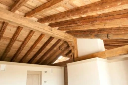 14-ANTICA-EDILIZIA-Solaio-travi-a-vista-pavimento-rivestimento-legno-antico-di-recupero