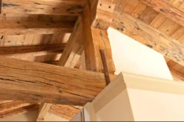 15-ANTICA-EDILIZIA-Solaio-travi-a-vista-pavimento-rivestimento-legno-antico-di-recupero