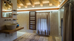 16-ANTICA-EDILIZIA-Bagno-travi-solaio-pavimento-abete-legno-antico-di-recupero