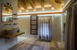 16-ANTICA-EDILIZIA-Bagno-travi-solaio-pavimento-abete-legno-antico-di-recupero