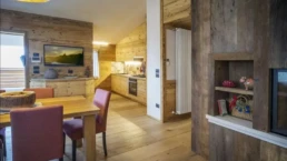18-ANTICA-EDILIZIA-PIANEZZE-abitazione-cucina-soggiorno-rivestimento-abete-rovere-pavimento-legno-antico-di-