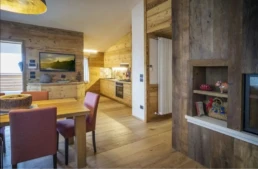 18-ANTICA-EDILIZIA-PIANEZZE-abitazione-cucina-soggiorno-rivestimento-abete-rovere-pavimento-legno-antico-di-