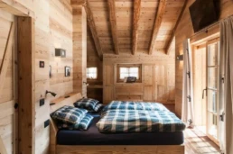 18-ANTICA-EDILIZIA-Solaio-travi-a-vista-pavimento-rivestimento-legno-antico-di-recupero