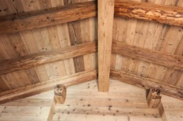 18-ANTICA-EDILIZIA-Solaio-travi-a-vista-pavimento-rivestimento-legno-antico-di-recupero-2