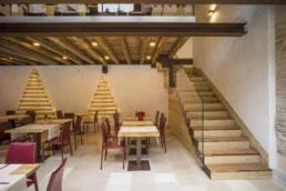 18-ANTICA-EDILIZIA-ristorante-sala-tavoli-solaio-travi-legno-antico-di-recupero-abete