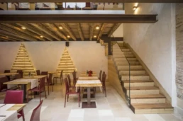 18-ANTICA-EDILIZIA-ristorante-sala-tavoli-solaio-travi-legno-antico-di-recupero-abete