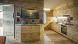 19-ANTICA-EDILIZIA-PIANEZZE-abitazione-cucina-soggiorno-rivestimento-abete-pavimento-legno-antico-di-recuper