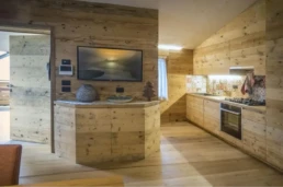 19-ANTICA-EDILIZIA-PIANEZZE-abitazione-cucina-soggiorno-rivestimento-abete-pavimento-legno-antico-di-recuper