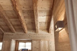 19-ANTICA-EDILIZIA-Solaio-travi-a-vista-pavimento-rivestimento-legno-antico-di-recupero-0