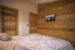 2-ANTICA-EDILIZIA-PIANEZZE-abitazione-camera-rivestimento-pavimento-letto-matrimoniale-legno-antico-di-recup