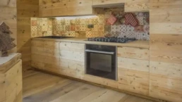 20-ANTICA-EDILIZIA-PIANEZZE-abitazione-cucina-rivestimento-abete-pavimento-legno-antico-di-recupero-rovere1